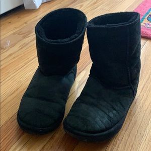 Black size 7 Short classic Ugg’s